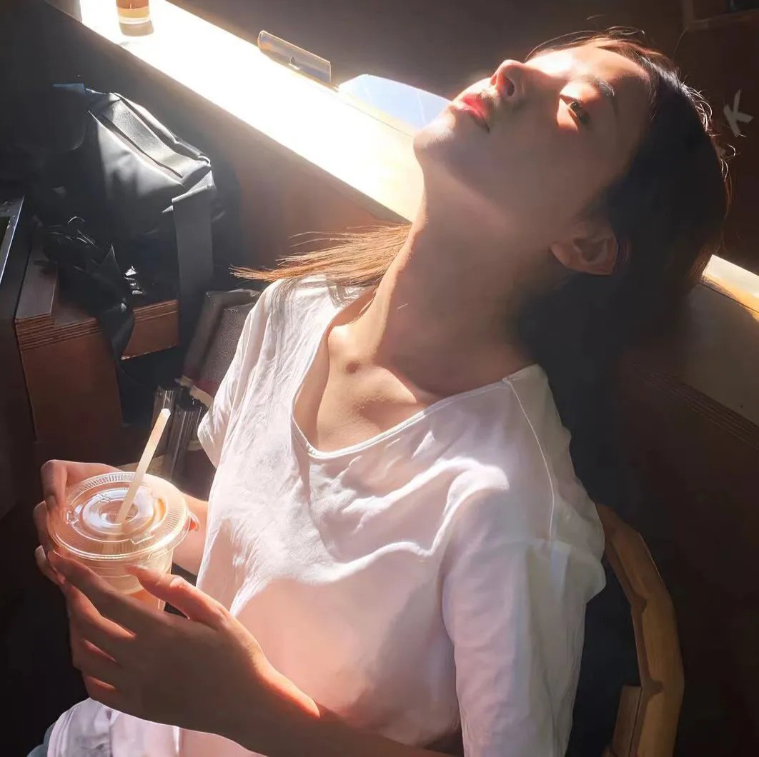 不再托腮遐思海报