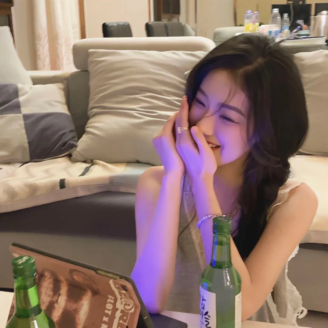 艳女新装海报